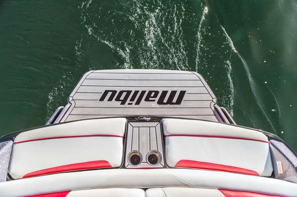 2016-23LSV_on-water-detail_swim-platform_lowres