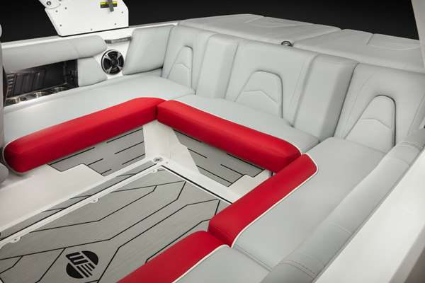 Malibu_21VLX_Aft_Cockpit_Seating